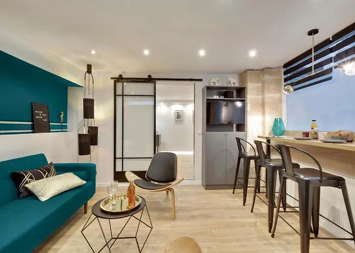 By Les Halles Pinault Museum Le Louvre * Parijs