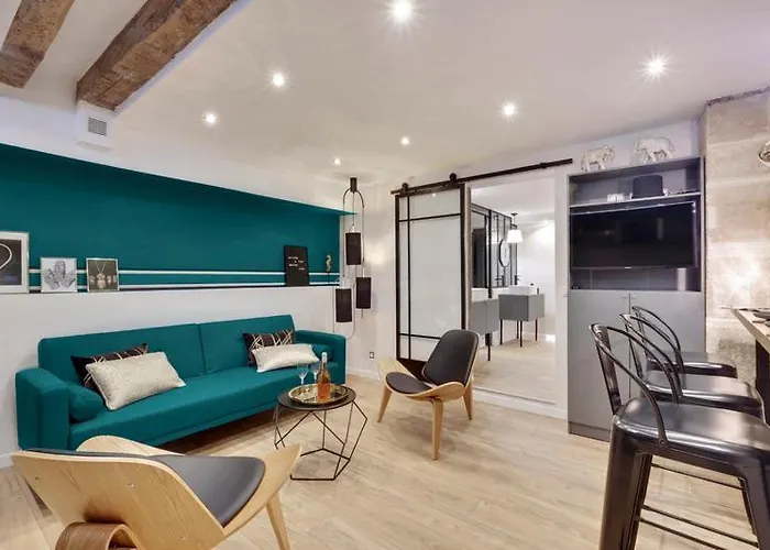 By Les Halles Pinault Museum Le Louvre Appartement